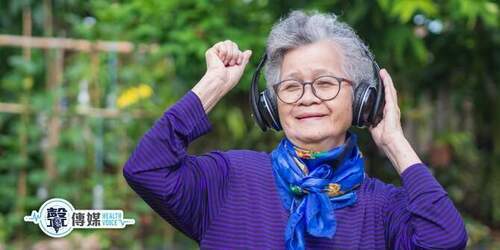 熟齡女士帶著無線耳機享受音樂