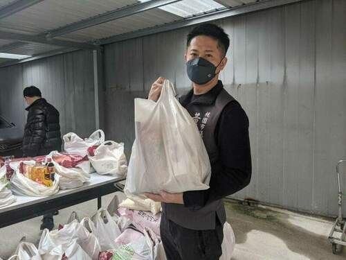 桃園市四維獅子會年前助弱勢　市議員參選人黃崇真當義工搬物資