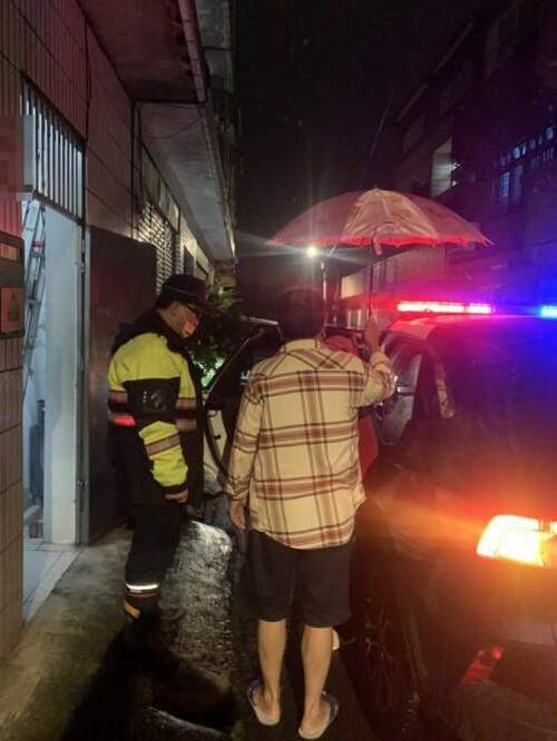 老奶奶到公園散步助眠-遇大雨迷途淋雨