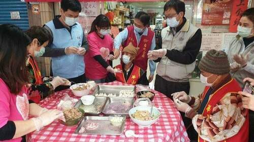 台化龍德廠捐年菜助孤老-陪伴宜蘭縣弱勢老人團圓吃元寶