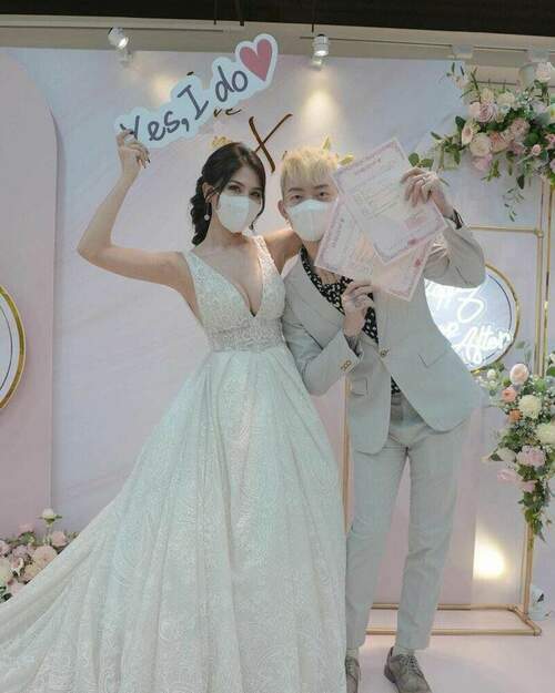 蕾菈披白紗曬結婚證書！甜告白男友：嫁給他不是衝動是憧憬