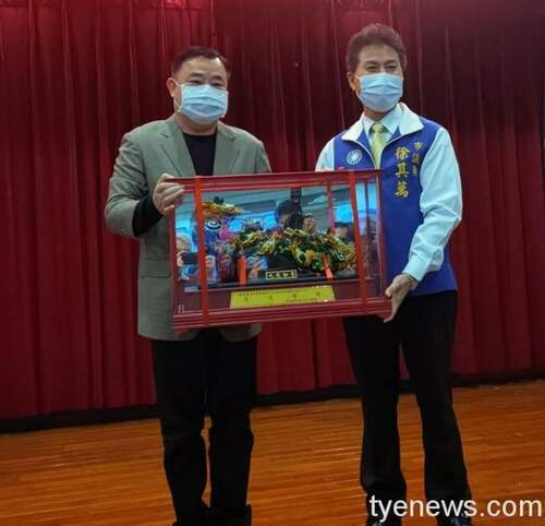 邱議長（左）致贈紀念品給新任總召徐其萬。圖：國民黨團提供