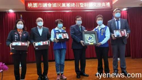 市長鄭文燦(右3)致贈紀念品予國民黨團新任總召及幹部。圖：國民黨團提供