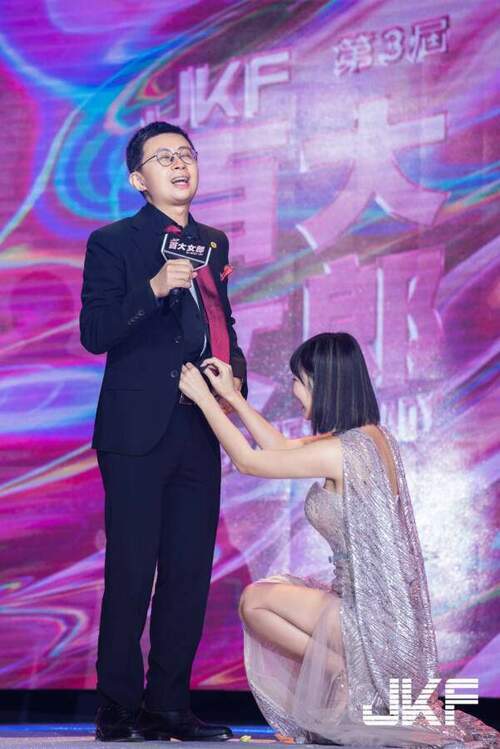 呱吉與「台版新垣結衣」上演「老婆不要看」戲碼-體驗希希魅力無法擋