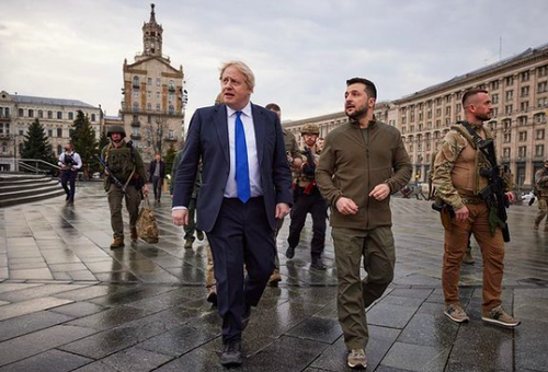 英國首相強森造訪基輔-為烏克蘭送上軍事裝備