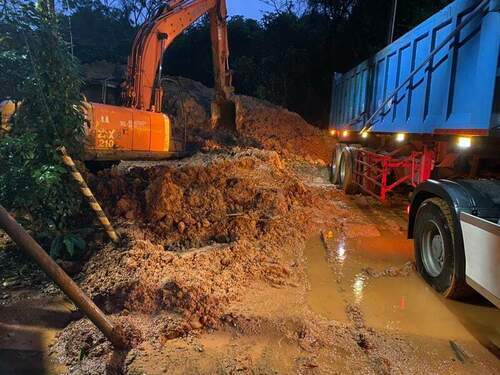 夜間趁大雨跑山區倒廢土 新北強力取締查扣機具 - 早安台灣新聞 | Morning Taiwan News