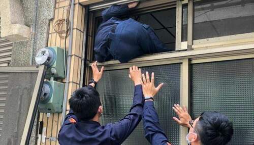 英勇警察奮不顧身 爬梯趴窗及時救援獨居男子 - 台北郵報 | The Taipei Post