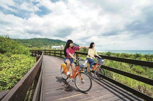 響應世界自行車日 踩動踏板暢遊蔚藍北海岸 限量紀念杯墊帶回家 - 台北郵報 | The Taipei Post