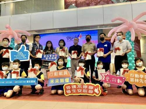 富豪居李杰捐千台ipad！攜手雲林縣長張麗善成就全台首個全鎮小學「一生一平板」