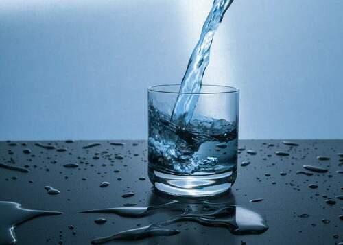長期喝純水會導致礦物質攝取不足、骨質疏鬆嗎？食藥署解答疑惑