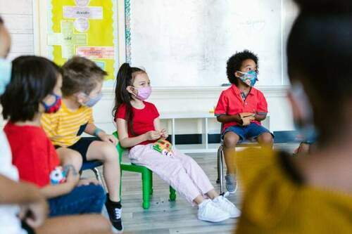 太習慣戴口罩！日本20小學生集體中暑送醫