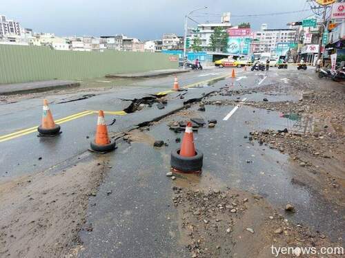 【有片】桃鶯路水管爆裂 搶修停水約2萬4千戶受影響 - 台北郵報 | The Taipei Post