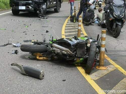 【有片】疑過彎失速撞爛車頭 騎士躺地動彈不得 - 台北郵報 | The Taipei Post