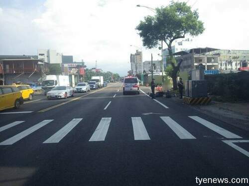 【有片】老翁路邊走無故遭撞 網友怒「到底在騎什麼看不懂」 - 台北郵報 | The Taipei Post