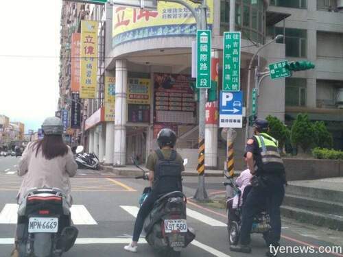 揪感心！桃園交大暖警揮汗推輪椅 助身障婦平安返家 - 台北郵報 | The Taipei Post