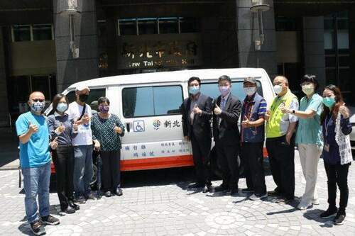 紀念父親楊哲雄 子女捐復康巴士賜福號 遺孀：希望遺愛賜福給搭乘者 - 台北郵報 | The Taipei Post
