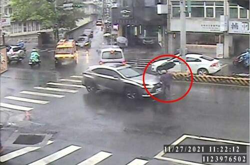 行人任意穿越道路 既危險又違法 - 台北郵報 | The Taipei Post