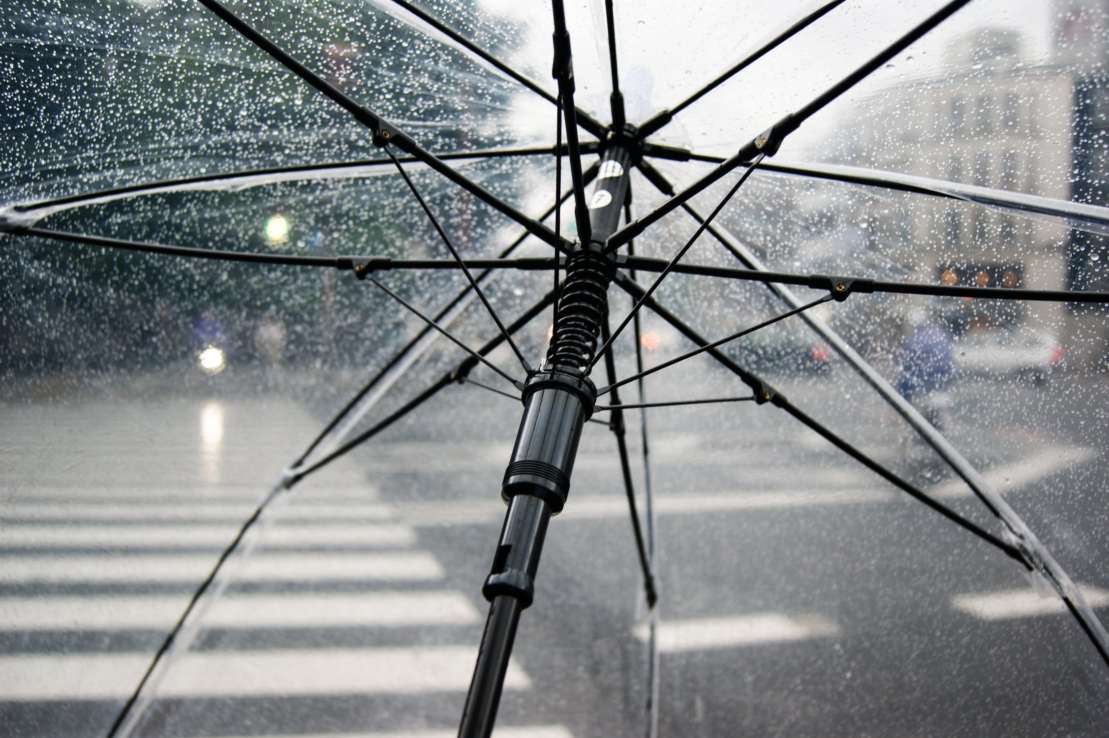 注意！全台13縣市發布大雨特報　小心午後強降雨