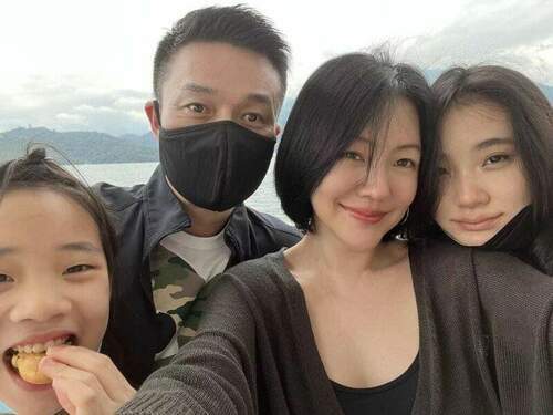 小s全家旅遊自爆「每天穿同一套」　網笑翻問：家人不嫌棄？