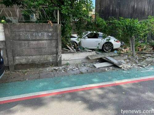 【有片】轉彎失控撞圍牆 自小客車頭毀氣囊爆開 - 台北郵報 | The Taipei Post 【有片】轉彎失控撞圍牆 自小客車頭毀氣囊爆開 - 台北郵報 | The Taipei Post
