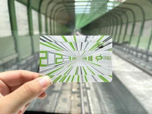 中捷公司推出2022年度限量票卡，每人每次限購3張，每張售價100元，售完為止-台中捷運2022年度票卡設計融入電聯車快速穿梭於綠色隔音牆的特色。（圖/台中市政府）