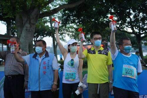 八里馬拉松浪漫開跑　百對情侶攜手完賽 - 台北郵報 | The Taipei Post