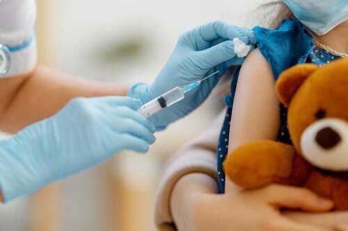 doctor vaccinating child hospital