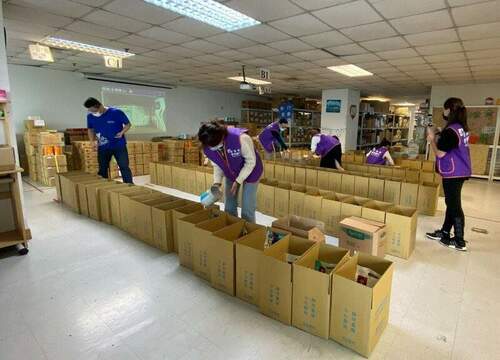 中華安得烈慈善協會志工協助食物箱分裝。(圖/台中市政府)