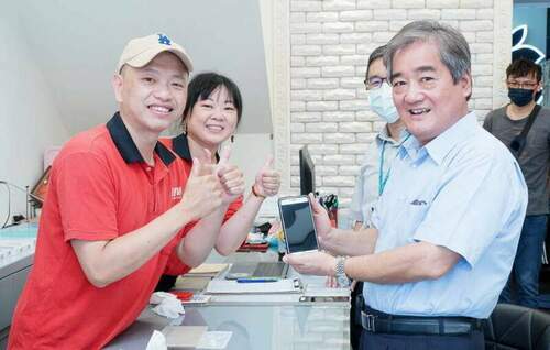 歡慶父親節!　嘉市通訊行免費為醫護手機健檢
