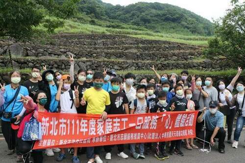 家庭志工百年梯田「稻」此一遊-祖孫節石門嵩山親子割稻打榖樂