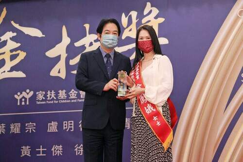 不向命運低頭！生麗國際創辦人徐鳳娥翻轉人生-獲家扶基金會金扶獎表揚