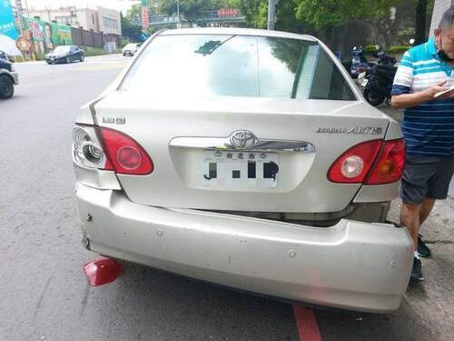 【有片】平鎮中豐路2轎車擦撞 路旁1騎士不幸受傷 - 台北郵報 | The Taipei Post