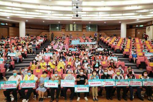 嘉義地區慈善團體聯合助學表揚活動 200名學子受惠 - 台北郵報 | The Taipei Post