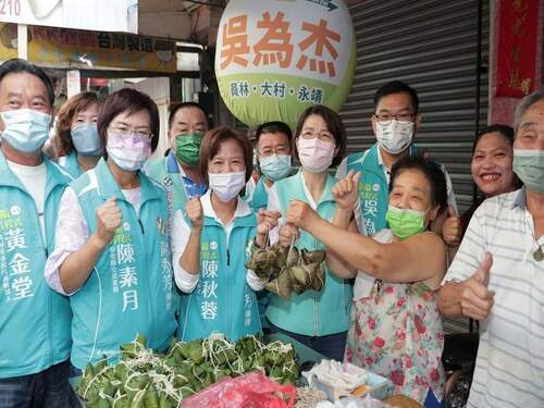 縣長參選人黃秀芳帶小雞攻南彰票倉　員林華成市場徒步掃街拜票 - 早安台灣新聞 | Morning Taiwan News