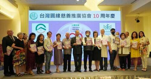 圓緣慈善10周年慶-集資買憨兒幸福「以畫代花」