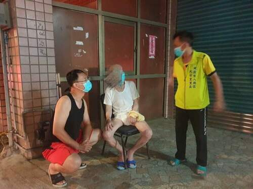 8旬翁僅穿尿布街頭徘徊 八德警、熱心里長助其返家 - 台北郵報 | The Taipei Post