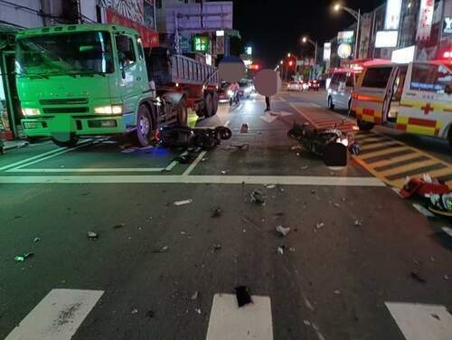 【有片】僑生無照騎車闖紅燈 撞2機車女騎士傷重不治 - 台北郵報 | The Taipei Post