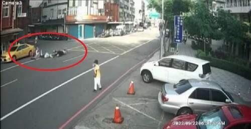 【有片】母女過馬路遭騎士衝撞 8旬婦送醫搶救中 - 台北郵報 | The Taipei Post