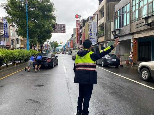 自小客拋錨卡路中 楊梅警及時伸援 - 早安台灣新聞 | Morning Taiwan News