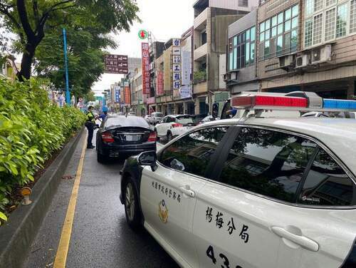 自小客拋錨卡路中 楊梅警及時伸援 - 早安台灣新聞 | Morning Taiwan News