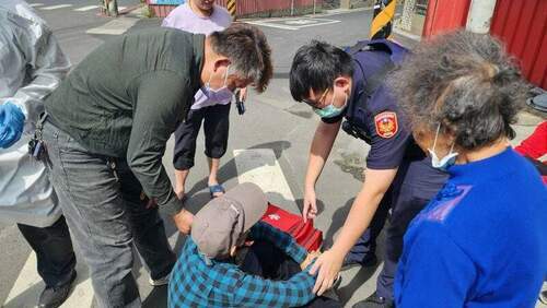 6旬翁表情痛苦蹲路旁 觀音警及時伸援 - 早安台灣新聞 | Morning Taiwan News