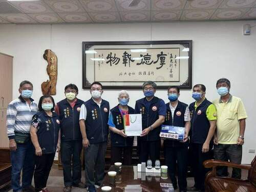 嘉邑行善團致贈助聽器　感謝行善教師陳秀治