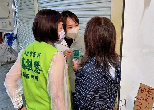 蘇巧慧會勘大雨「洗禮」保安市場　高乃芸：爭取減免攤販租金