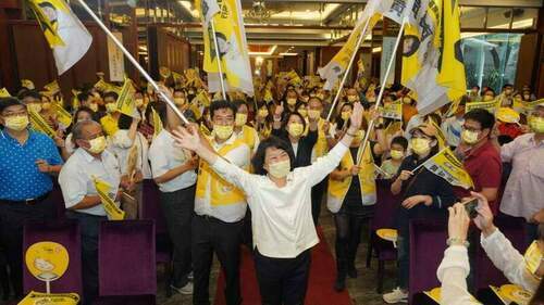 勇媽教育家長志工後援會成立　黃敏惠授旗後援會總會長陳國慶
