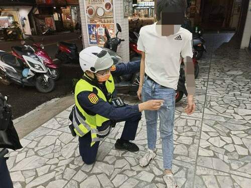 【有片】男子撒千元鈔企圖掩蓋「它」 被逮怒噴壢警：X你娘 - 台北郵報 | The Taipei Post