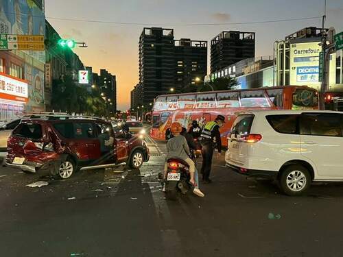 【有片】八德3車事故！停等左轉遭後方追撞女乘客受傷 - 台北郵報 | The Taipei Post