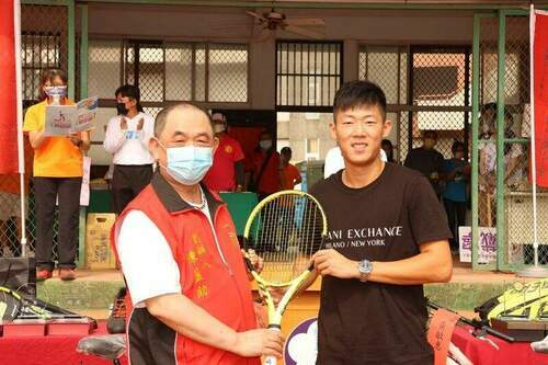 第14屆諸羅「世澤盃」全國壯年網球賽　「夜市球王」曾俊欣回贈球拍 - 台北郵報 | The Taipei Post