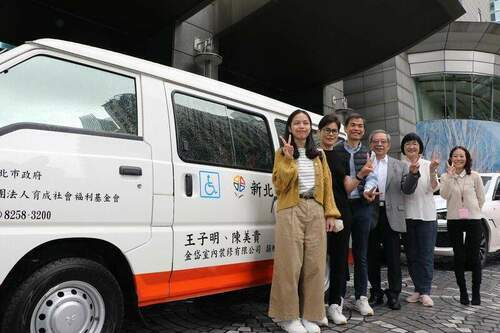 設計師夫妻 捐復康巴士作為退休禮 感念30年來工作順利 菩薩保佑回饋新北 - 台北郵報 | The Taipei Post