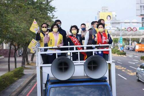 嘉義女兒請託捍衛「嘉」園　溫玉霞、王育敏陪同黃敏惠車掃