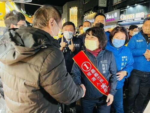 選情告急搶票固盤　黃敏惠文化路徒步拜票